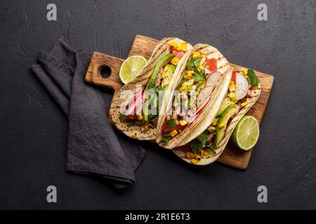 Mexikanische Küche mit Tacos mit Fleisch und gegrilltem Gemüse. Flach verlegt Stockfoto