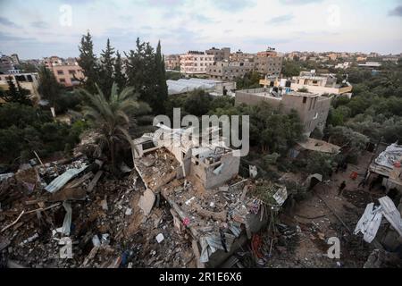 Gaza-Stadt, Palästinensische Gebiete. 13. Mai 2023. Ein allgemeiner Blick auf ein Gebäude, das durch einen israelischen Luftangriff im Stadtviertel Zeitoun im zentralen Gazastreifen zerstört wurde. Kredit: Mohammed Talatene/dpa/Alamy Live News Stockfoto