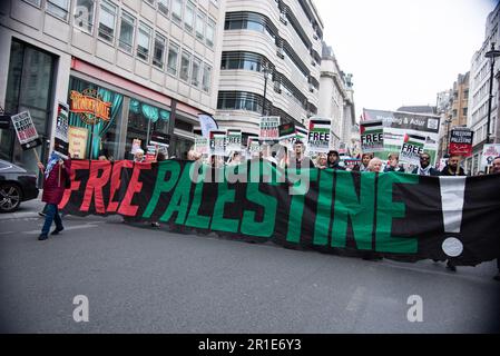 London, Großbritannien. 13. Mai 2023. Demonstranten marschieren mit einem großen Banner während der Nationalen Demonstration für Palästina: NAKBA 75 in London. Die nationale Demonstration für Palästina: NAKBA 75 wurde von der Palestine Solidarity Campaign, Stop the war Coalition, dem Palästinensischen Forum in Großbritannien, Friends of Al-Aqsa, dem Moslem Association of Britain, Campaign for Nuclear Disarmament organisiert. Kredit: SOPA Images Limited/Alamy Live News Stockfoto