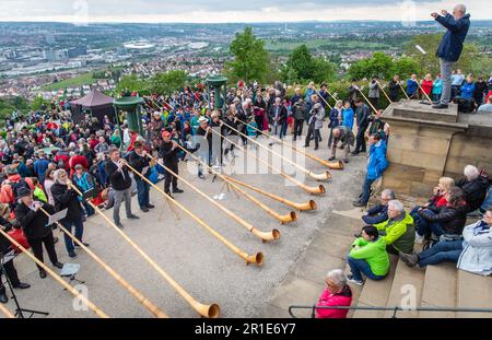 Stuttgart, Deutschland. 13. Mai 2023. Unter den Augen zahlreicher Zuschauer nehmen Alphorn-Spieler aus ganz Deutschland am Internationalen „Alphorn Summit“ 1. auf dem Württemberg Teil. Kredit: Christoph Schmidt/dpa/Alamy Live News Stockfoto