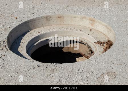 Reparaturarbeiten zum Austausch von Stadtluken in der Stadt dnipro Stockfoto