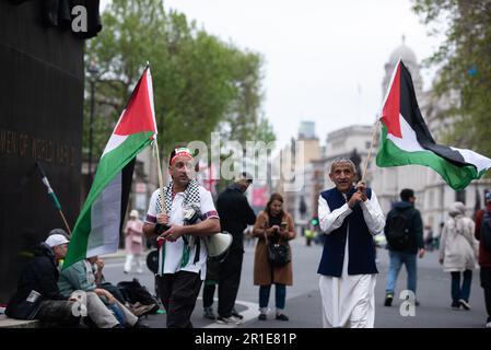 London, Großbritannien. 13. Mai 2023. Demonstranten marschieren mit großen palästinensischen Flaggen während der Nationalen Demonstration für Palästina: NAKBA 75 in London entlang Whitehall. Die nationale Demonstration für Palästina: NAKBA 75 wurde von der Palestine Solidarity Campaign, Stop the war Coalition, dem Palästinensischen Forum in Großbritannien, Friends of Al-Aqsa, dem Moslem Association of Britain, Campaign for Nuclear Disarmament organisiert. (Foto: Loredana Sangiuliano/SOPA Images/Sipa USA) Guthaben: SIPA USA/Alamy Live News Stockfoto