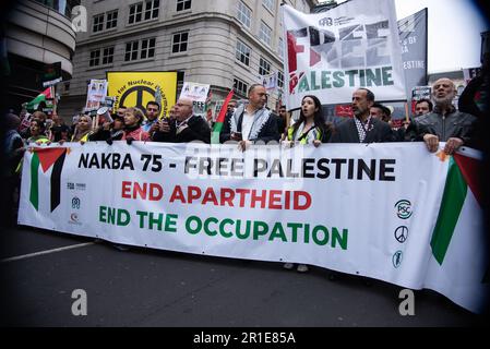 London, Großbritannien. 13. Mai 2023. Demonstranten marschieren mit einem großen Banner während der Nationalen Demonstration für Palästina: NAKBA 75 in London. Die nationale Demonstration für Palästina: NAKBA 75 wurde von der Palestine Solidarity Campaign, Stop the war Coalition, dem Palästinensischen Forum in Großbritannien, Friends of Al-Aqsa, dem Moslem Association of Britain, Campaign for Nuclear Disarmament organisiert. (Foto: Loredana Sangiuliano/SOPA Images/Sipa USA) Guthaben: SIPA USA/Alamy Live News Stockfoto