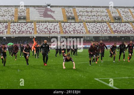 Salerno, Italien. 13. Mai 2023. Spieler von US Salernitana feiern am 13. Mai 2023 im Stadio Arechi in Salerno, Italien, den Sieg im Spiel Serie A zwischen US Salernitana und Atalanta BC. Kredit: Nicola Ianuale/Alamy Live News Stockfoto