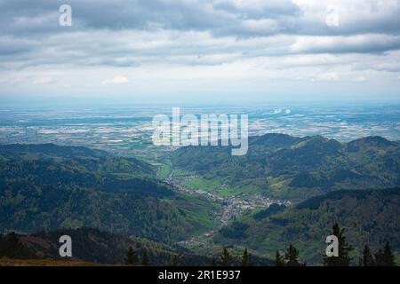Blick auf einen Teil des Schwarzwalds und des Rheintals in der Nähe der Grenze zu Deutschland und Frankreich vom Berg Belchen, Deutschland Stockfoto