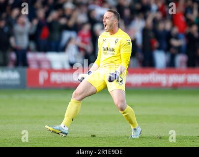 Der Torwart Alex Cairns aus Salford City feiert, nachdem Matt Smith (nicht abgebildet) während des Halbfinalspiels der Sky Bet League 2 im Peninsula Stadium in Salford das erste Tor seiner Mannschaft erzielt hat. Foto: Samstag, 13. Mai 2023. Stockfoto