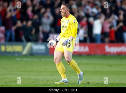 Der Torwart Alex Cairns aus Salford City feiert, nachdem Matt Smith (nicht abgebildet) während des Halbfinalspiels der Sky Bet League 2 im Peninsula Stadium in Salford das erste Tor seiner Mannschaft erzielt hat. Foto: Samstag, 13. Mai 2023. Stockfoto