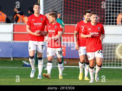 Matt Smith von Salford City (links) feiert mit Teamkollegen das erste Tor ihrer Seite im Spiel beim Halbfinalspiel der Sky Bet League 2 im Peninsula Stadium in Salford. Foto: Samstag, 13. Mai 2023. Stockfoto