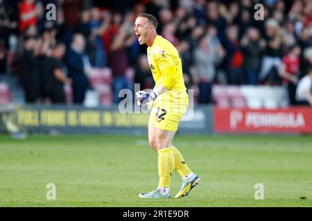 Der Torwart Alex Cairns aus Salford City feiert, nachdem Matt Smith (nicht abgebildet) während des Halbfinalspiels der Sky Bet League 2 im Peninsula Stadium in Salford das erste Tor seiner Mannschaft erzielt hat. Foto: Samstag, 13. Mai 2023. Stockfoto