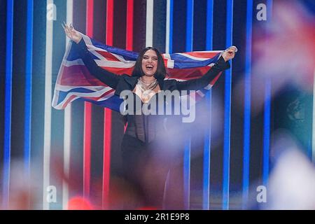 Mae Muller aus dem Vereinigten Königreich bei der Eröffnung des großen Finales für das Finale des Eurovision Song Contest in der M&S Bank Arena in Liverpool. Foto: Samstag, 13. Mai 2023. Stockfoto