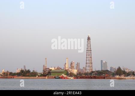 Industrieansicht, Ausrüstung der Ölraffinerie, Öl- und Gasraffineriebereich, Pipelines, Öltankzone. Hintergrund mit blauem Himmel. Stockfoto