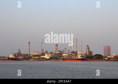 Industrieansicht, Ausrüstung der Ölraffinerie, Öl- und Gasraffineriebereich, Pipelines, Öltankzone. Hintergrund mit blauem Himmel. Stockfoto