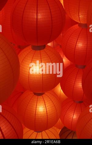 Erleben Sie die farbenfrohen Lanterns des chinesischen Neujahrsfest oder des Frühlingsfestes mit traditionellen Papierlaternen aus nächster Nähe. Stockfoto