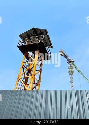 Wachturm oder Aussichtsturm auf der Baustelle, Hintergrund mit blauem Himmel. Stockfoto