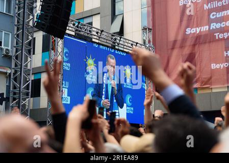 Istanbul, Türkei - 13. Mai 2023: Der amtierende türkische Präsident Recep Tayyip Erdogan wird bei einer Wahlkampagne in Kizilay Meydani auf der Bühne gesehen. Tausende von Menschen nahmen an der Kundgebung Teil, bei der Erdogan mit den Ergebnissen seiner Präsidentschaft prahlte und seinen Gegner Kemal K?l?Acdaro?lu herabwürdigte. Am Sonntag, den 14. Mai, finden in der Türkei allgemeine Wahlen statt, wobei der amtierende Präsident Recep Tayyip Erdogan nach mehr als 20 Jahren an der Macht gegenüber dem Oppositionsführer Kemal K?l?Caldaro?lu in einem historischen Ereignis zu verlieren droht. (Davide Bonaldo/Sipa USA) Stockfoto