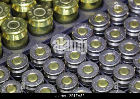 Felgenreihe und Grundierung von 9mm Parabellumkartuschen und .45 oder 11mm Kartusche bisher. Stockfoto