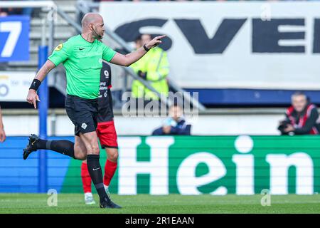 Heerenveen, Niederlande. 13. Mai 2023. HEERENVEEN, NIEDERLANDE - MAI 13: Schiedsrichter Rob Dieperink in Aktion während des niederländischen Eredivisie-Spiels zwischen SC Heerenveen und Excelsior Rotterdam im Abe Lenstra Stadion am 13. Mai 2023 in Heerenveen, Niederlande (Foto von Pieter van der Woude/Orange Pictures). Kredit: Orange Pics BV/Alamy Live News Stockfoto