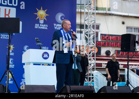 Istanbul, Türkei - 13. Mai 2023: Der amtierende türkische Präsident Recep Tayyip Erdogan wird bei einer Wahlkampagne in Kizilay Meydani auf der Bühne gesehen. Tausende von Menschen nahmen an der Kundgebung Teil, bei der Erdogan mit den Ergebnissen seiner Präsidentschaft prahlte und seinen Gegner Kemal K?l?Acdaro?lu herabwürdigte. Am Sonntag, den 14. Mai, finden in der Türkei allgemeine Wahlen statt, wobei der amtierende Präsident Recep Tayyip Erdogan nach mehr als 20 Jahren an der Macht gegenüber dem Oppositionsführer Kemal K?l?Caldaro?lu in einem historischen Ereignis zu verlieren droht. (Davide Bonaldo/Sipa USA) Stockfoto