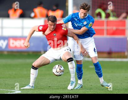 Matt Smith von Salford City (links) und Fraser Horsfall von Stockport County kämpfen um den Ball (rechts) während des Halbfinalspiels der Sky Bet League im Halbfinalspiel der ersten Etappe im Peninsula Stadium in Salford. Foto: Samstag, 13. Mai 2023. Stockfoto