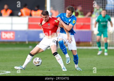 Matt Smith von Salford City (links) und Fraser Horsfall von Stockport County kämpfen um den Ball (rechts) während des Halbfinalspiels der Sky Bet League im Halbfinalspiel der ersten Etappe im Peninsula Stadium in Salford. Foto: Samstag, 13. Mai 2023. Stockfoto