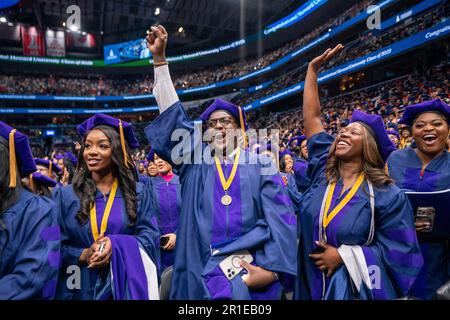 Washington DC, USA. 13. Mai 2023. Absolventen reagieren auf die Antrittsrede des US-Präsidenten Joe Biden zur Howard University in der Capital One Arena in Washington, DC, USA, 13. Mai 2023. Kredit: Shawn Thew/Pool via CNP/MediaPunch Credit: MediaPunch Inc/Alamy Live News Stockfoto