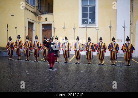 Rom, Italien. 13. Mai 2023. Päpstliche Schweizer Garde. Präsident Wolodymyr Zelenskyy besucht Rom und den Vatikan am 13. Mai 2023. Offizieller Besuch des ukrainischen Präsidenten in Italien und im Vatikan, Foto: Präsidialamt der Ukraine via Credit: dpa/Alamy Live News Stockfoto