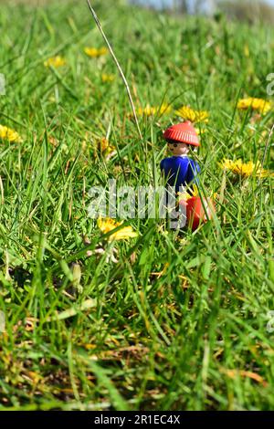 Playmobil-Mann im Dschungelgarten Stockfoto