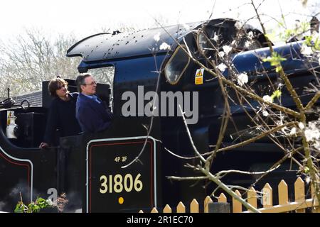 Dampfmaschine der U-Klasse und Fahrer der Swanage Railway in Dorset Stockfoto