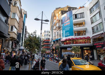 Istanbul, Kadikoy, Türkei. 13. Mai 2023. Ein Poster von Kemal Kilicdaroglu, dem türkischen Präsidentschaftskandidaten und Oppositionsführer, dem Vorsitzenden der Republikanischen Volkspartei (CHP), wird auf der Bahariye Street ausgestellt. Vor den Wahlen zum Präsidenten und zu den Abgeordneten am Sonntag, dem 14. Mai 2023, wurden die Wahlverbote ab 18:00 Uhr heute Abend eingeführt. (Credit Image: © Onur Dogman/SOPA Images via ZUMA Press Wire) NUR REDAKTIONELLE VERWENDUNG! Nicht für den kommerziellen GEBRAUCH! Kredit: ZUMA Press, Inc./Alamy Live News Stockfoto