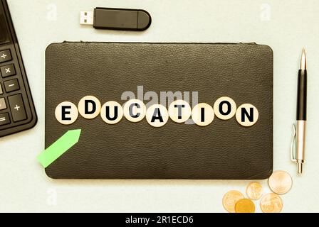 Bildung - Wort aus Holzblöcken mit Buchstaben, Bildungskonzept auf weißem Hintergrund mit Kaktus Stockfoto