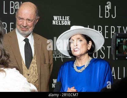 LUCI BAINES JOHNSON und Ehemann IAN TURPIN gehen am 12. Mai 2023 beim LBJ Liberty Justice for All Award der Lyndon Baines Johnson Library über den roten Teppich. Der Preis 2023 wurde dem Sänger Willie Nelson (nicht gezeigt) anlässlich seines 90. Geburtstages verliehen. Stockfoto