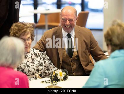 IAN TURPIN, Ehemann von Luci Johnson (nicht abgebildet), spricht am 12. Mai 2023 mit Freunden beim LBJ Liberty Justice for All Award der Lyndon Baines Johnson Library. Der Preis 2023 wurde dem Sänger Willie Nelson (nicht gezeigt) anlässlich seines 90. Geburtstages verliehen. Stockfoto