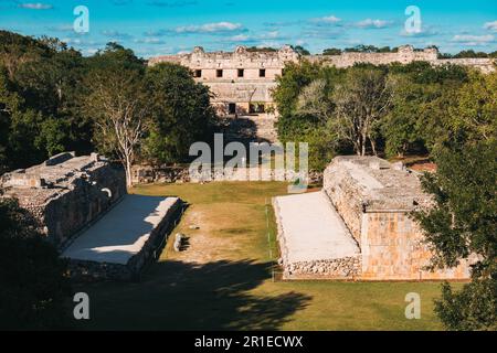 Ein Blick über die Ruinen von Uxmal, einer alten Maya-Stadt auf der Halbinsel Yucatan, Mexiko Stockfoto