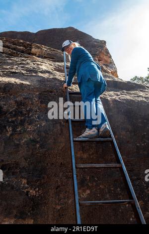 Seniorinnen erkunden den Cave Spring Trail; 1.000 Jahre alte Vorfahren und Cowboy Camp; Canyonlands National Park; Utah; USA Stockfoto