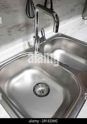 Zwei Waschbecken und Wasserhahn in der Küche Stockfoto
