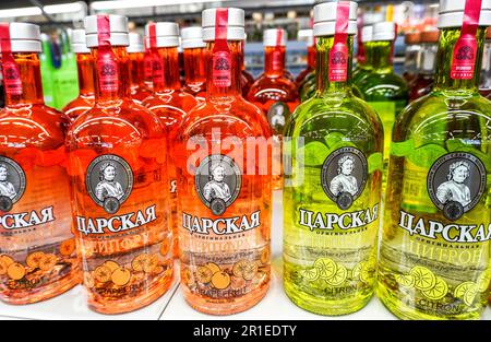 Samara, Russland - 21. April 2023: Tsarskaja original russischer Wodka auf dem Regal in einem Supermarkt. Verschiedene alkoholische Getränke in Flaschen und Spirituosen. Stockfoto