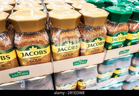 Samara, Russland - 21. April 2023: Jacobs Monarch Kaffee in Glasgefäßen auf einem Regal. Selektiver Fokus Stockfoto