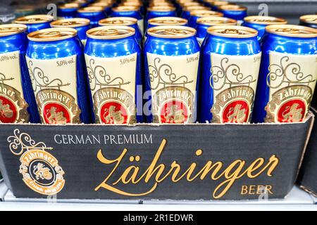 Samara, Russland - 21. April 2023: Zahringer alkoholisches Konservenbier auf dem Regal im Superstore. Deutsches Bier. Verschiedene alkoholische Getränke und Spirituosen Stockfoto