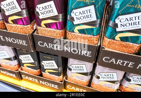 Samara, Russland - 21. April 2023: Kaffeekarte Noire in Glasgefäßen in einem Regal. Selektiver Fokus Stockfoto