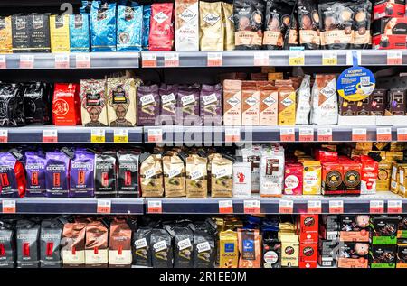 Samara, Russland - 21. April 2023: Verschiedene Kaffeesorten in den Regalen eines Supermarkts Stockfoto