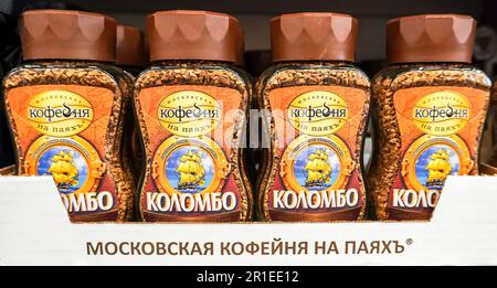 Samara, Russland - 21. April 2023: Colombo Gläser mit Instantkaffee. Übersetzung: Moskauer Kaffeehaus auf Payakh Stockfoto