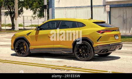 Miami Beach, Florida USA - 15. April 2021: 2019 Yellow Giallo Auge Lamborghini Urus, Seitenansicht. Stockfoto