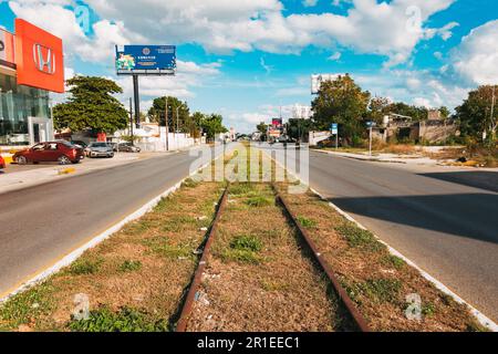 Alte Bahngleise führen über einen Mittelstreifen der Autobahn in Merida, Mexiko Stockfoto