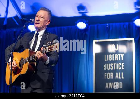 Der texanische Sänger und Songwriter LYLE LOVETT feiert am 12. Mai 2023 in der LBJ Presidential Library in Austin, Texas, Willie Nelson (nicht abgebildet). Sänger und Songwriter Lyle Lovett tritt zu Ehren von Willie Nelson auf. Die LBJ Foundation hat Nelson für seine lange Karriere und die Unterstützung der amerikanischen Bauernfamilien mit dem LBJ Liberty & Justice for All Award ausgezeichnet. LBJ Library Foto von Jay Godwin Stockfoto