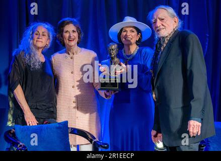 LYNDA ROBB (zweite von links) präsentiert gemeinsam mit ihrer Schwester LUCI BAINES JOHNSON den legendären texanischen Sänger und Songwriter WILLIE NELSON. (Mit seiner Frau ANNIE NELSON, ganz links) LBJ Liberty & Justice for All Award in der LBJ Presidential Library in Austin, TX, am 12. Mai 2023. Eine Gala-Preisverleihung in der LBJ Presidential Library sammelte Geld für die Gründung der Willie Nelson Endowment for Uplifting Rural Communities. LBJ Library Foto von Jay Godwin Stockfoto