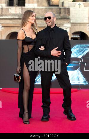 Rom, Italien. 12. Mai 2023. Rosie Huntington-Whiteley mit Partner Jason Statham bei der Premiere des Kinofilms 'Fast X' am Kolosseum. Rom, 12.05.2023 Kredit: Geisler-Fotopress GmbH/Alamy Live News Stockfoto