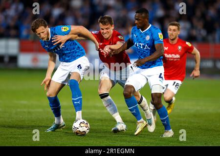 Fraser Horsfall (links) im Stockport County und Akil Wright kämpfen mit Matt Smith von Salford City um den Ball, während des Halbfinalspiels der Sky Bet League im Peninsula Stadium in Salford. Foto: Samstag, 13. Mai 2023. Stockfoto