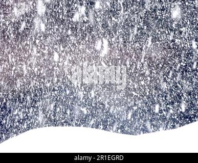 Schwerer und dichter Schnee fällt mit großen Schneeflocken auf einer großen Schneeschicht Stockfoto