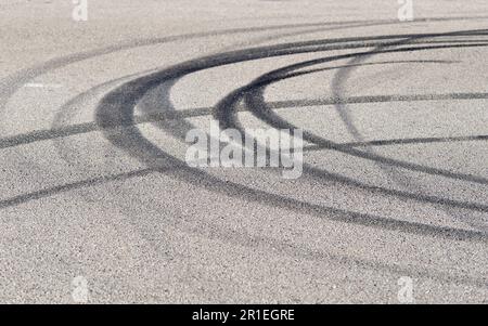 Nahaufnahme mehrerer Reifenspuren auf Asphalt Stockfoto