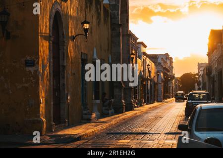 Sonnenuntergang in der Altstadt von Campeche, einer spanischen Kolonialstadt in Mexiko Stockfoto